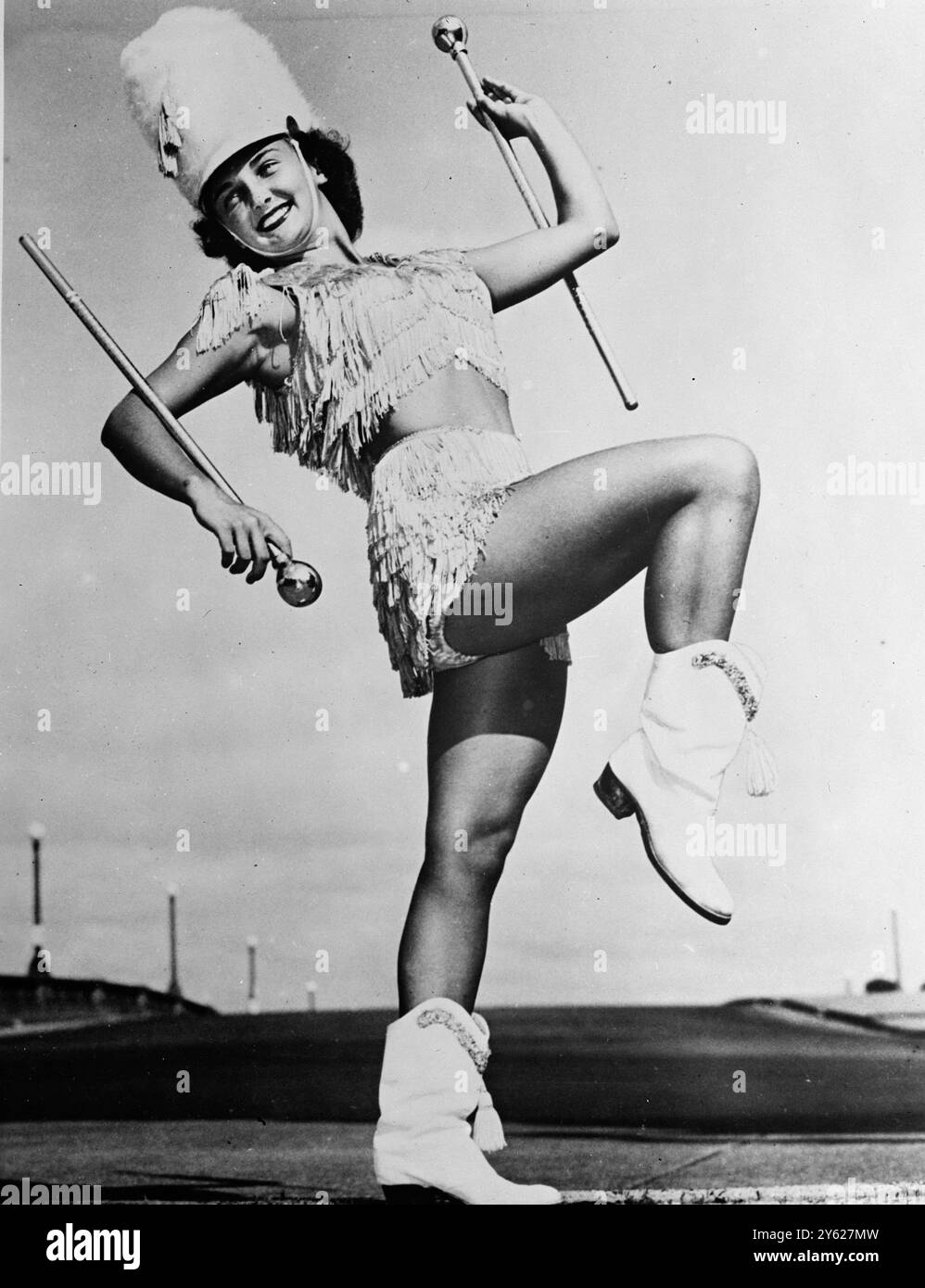Rosemary Schwebs, „Miss Majorette of America“, ist stolzer Besitzer von fünf herausragenden Titeln als Stabtwirler und Drum Majorette. Sie hat sich von Küste zu Küste von Amerika bewegt und ist heute die beliebteste Majorette geworden, die sowohl für Schönheit als auch für Talent bekannt ist. Rosemary ist auch ein versierter Schwimmer und Taucher mit Ambitionen bei den Olympischen Spielen. Sie hat vier große Titel. Die vielseitige kleine Dame ist 1,3 m hoch und wiegt 116 kg im Juni. 30. Januar 1948 Stockfoto