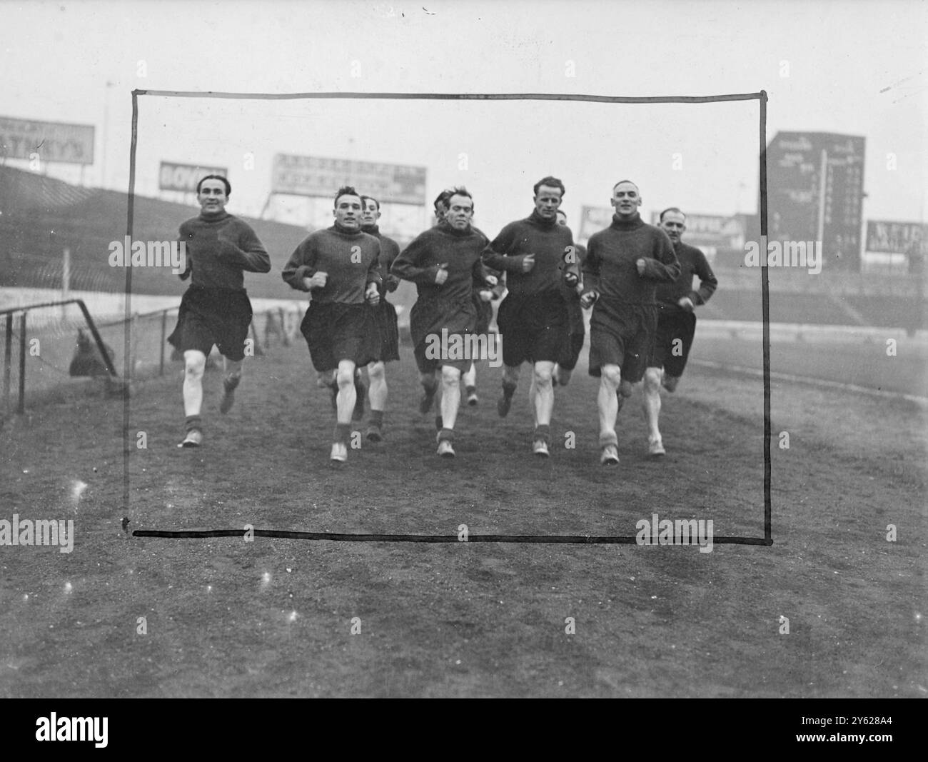 Barrow F.C. Spieler, die morgen in der dritten Runde des F.A. Cups gegen Chelsea kämpfen, werden heute Nachmittag auf der Stamford Bridge ein wenig Lauftraining absolvieren. 8. Januar 1948 Stockfoto