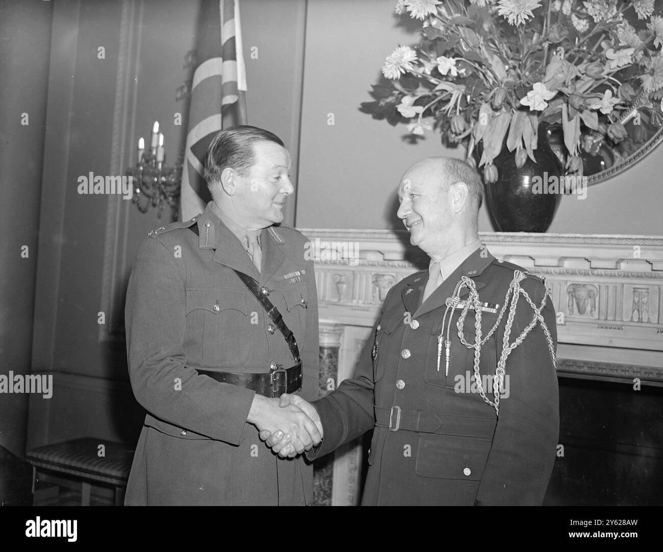 Die Auszeichnungen und Auszeichnungen der Vereinigten Staaten für die Verdienste um die alliierte Sache während des Krieges wurden heute von Col Ernest Bomar, stellvertretender Militärattaché der Vereinigten staaten, in der Residenz des US-Botschafters in London an 25 britische Offiziere und Zivilisten sowie einen griechischen Bürger verliehen. 15. Januar 1948 Stockfoto