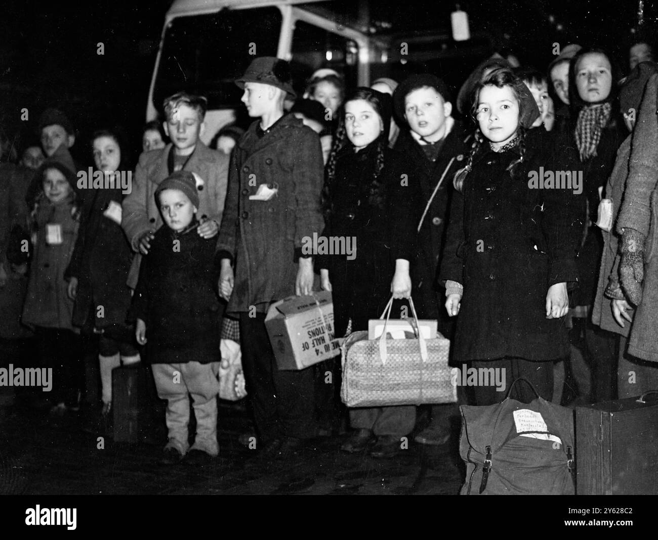 35 ausgestellte Kinder aus Deutschland kamen an der Liverpool Street Station an, um einen 4- bis 6-jährigen Aufenthalt in diesem Land zu beginnen, unter der Schirmherrschaft des National Children's Home and Waisenhaus of Highbury Park, London. Die Kinder sind die ersten einer hundertköpfigen Gruppe, die ins Waisenhaus in Alverstoke, Hants, gehen wird, um ein neues Leben in Großbritannien zu beginnen. Sie werden schließlich nach Deutschland zurückkehren, um beim Wiederaufbau der kriegszerstörten Jugend des Landes zu helfen. 11. Januar 1948 Stockfoto