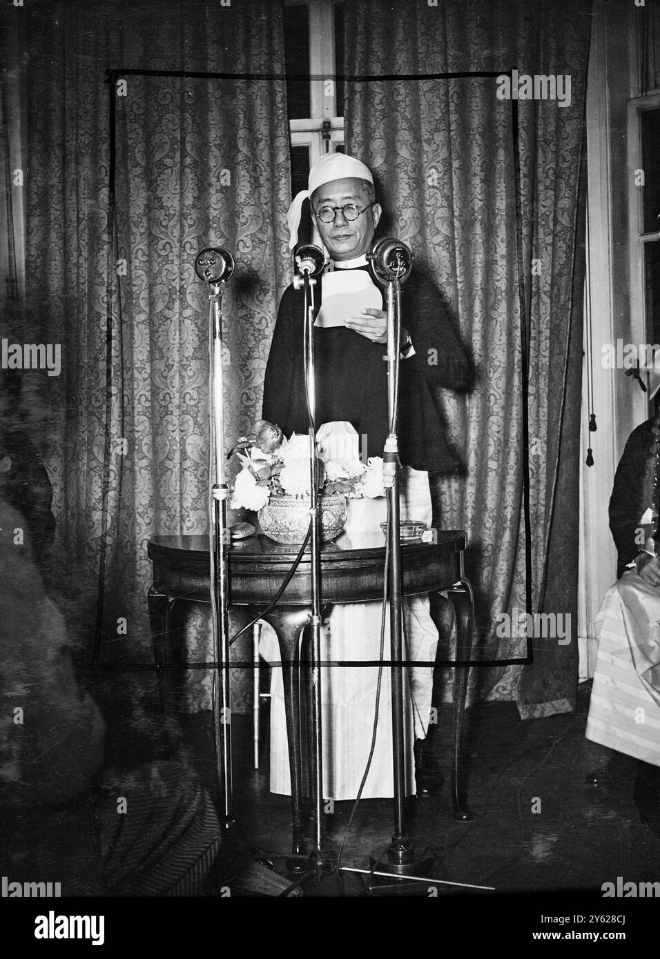 Die Abspaltung Birmas vom britischen Commonwealth of Nations und die Gründung der Union of Plasma wurde heute Morgen in der birmanischen Botschaft, dem Berkeley Square, gefeiert. Sir Stafford Cripps, Finanzminister, war anwesend, um im Namen der Regierung seiner Majestät zu sprechen und beim Hissen der neuen sechs Sterne rot-blauen Nationalflagge Burmas beizuwohnen. Das Bild zeigt: Sir Maung Gyee, designierter birmanischer Botschafter, hält heute seine Eröffnungsrede bei den Unabhängigkeitsfeiern in der birmanischen Botschaft. 4. Januar 1948 Stockfoto