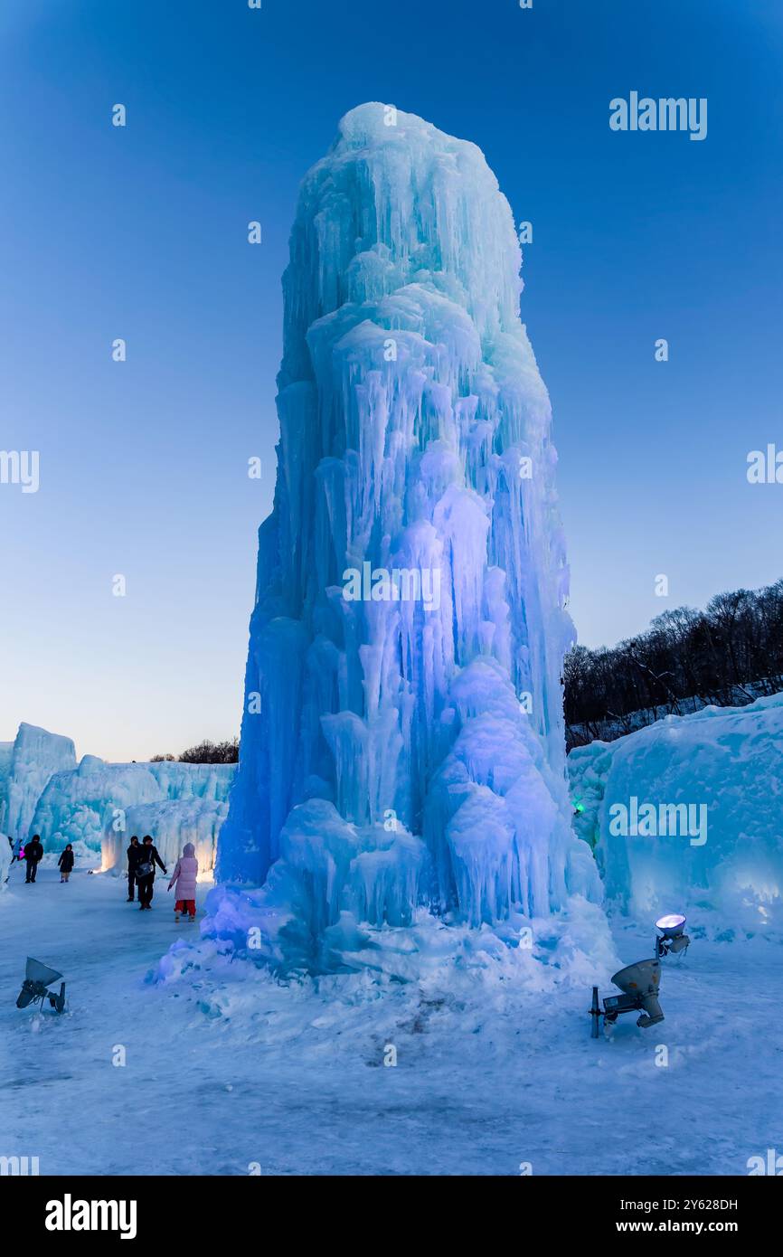 Besucher erkunden riesige Eisskulpturen am Ufer des Shikotsu-Sees in Hokkaido, Japan Stockfoto