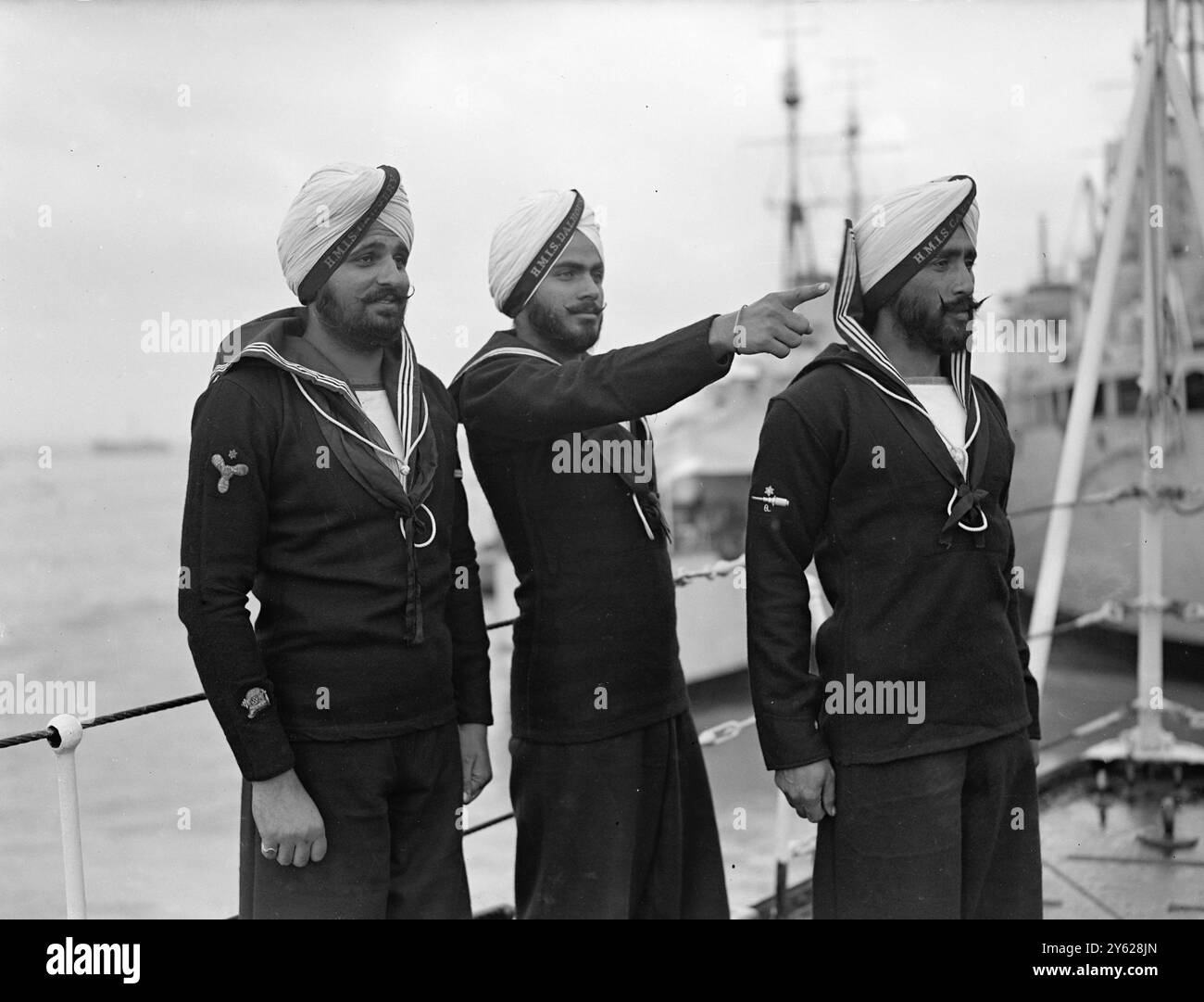 Indische Marineoffiziere und Offiziere, die den Kreuzer H.M.S. Achilles für die Royal Indian Navy übernehmen sollen, kamen in Portsmouth in den Sloops H.M.I.S. Kisna und H.M.I.S. Cauvery an. Die Schiffsgesellschaften werden Kurse in R.N.-Einrichtungen absolvieren, bevor sie H.M.I.S. Achilles in Betrieb nehmen. Foto zeigt: Drei typische Bewertungen der Sloop H.M.I.S. Kristna, die auf ihrem Schiff in Portsmouth abgebildet sind. Die Bewertung auf der linken Seite ist ein qualifizierter Marinetaucher. 16. Januar 1948 Stockfoto