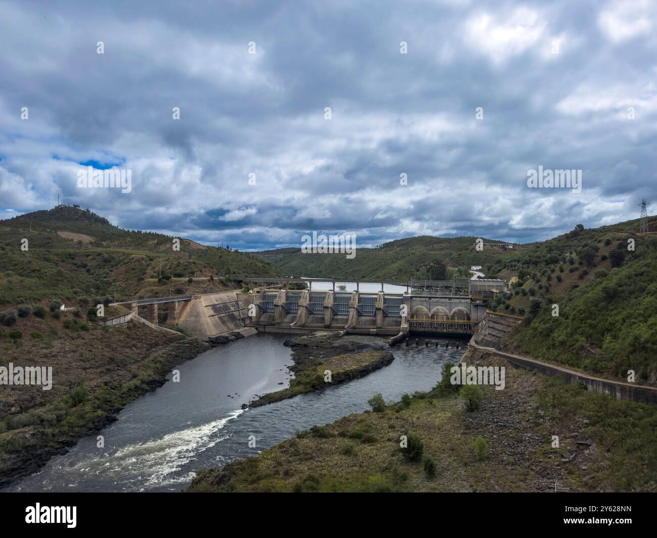 Blick auf einen Staudamm, der Strom im Fluss Tejo in der Nähe von Nisa in Alentejo, Portugal, erzeugt Stockfoto