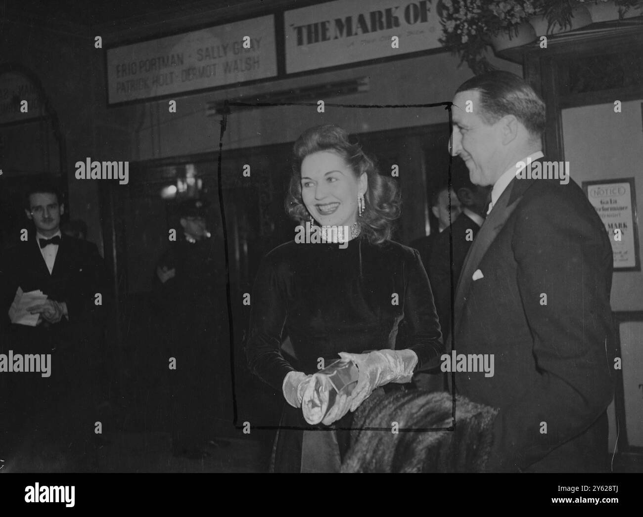 Mehrere Kabinettsmitglieder nahmen an der Premiere des Gaumont-britischen Films „das Mark of Cain“ Teil, unter der Regie von Brian Desmond Hurst. Die Stars des Films sind Sally Gray, Patrick Holt, Eric Portman und Dermont Walsh. Das Bild zeigt: Ein mit Schmucksteinen versehener Hundekragen und Ohrringe mit glänzenden Handschuhen wurden von Filmstar Greta Gynt bei der Premiere getragen. 5. Januar 1948 Stockfoto