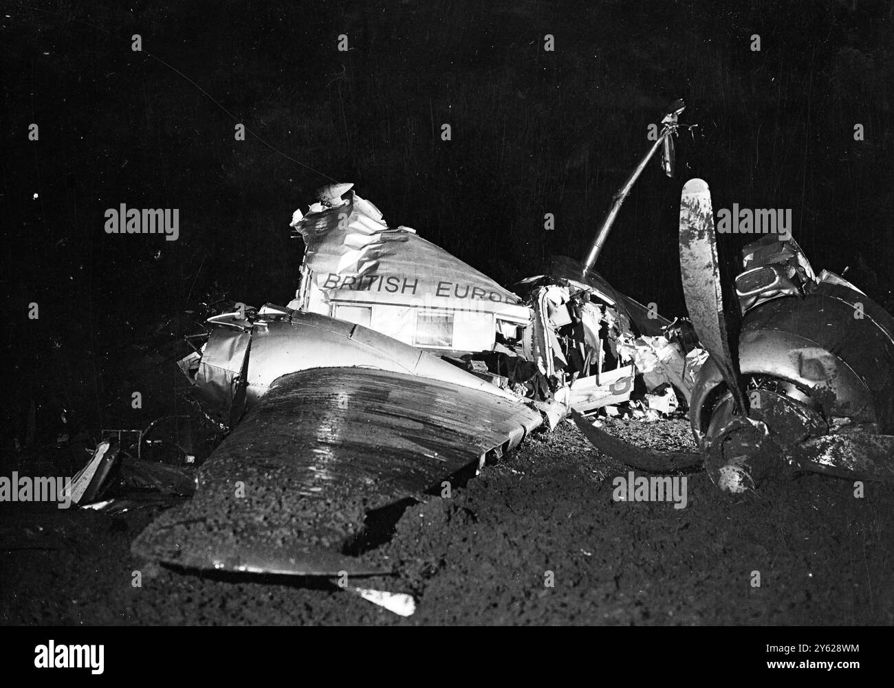 Der Pilot eines British European Airways Viking verlor sein Leben und sieben seiner Passagiere wurden verletzt, als das Flugzeug, das sich gestern Abend von Glasgow aus dem Northolt Airport näherte, von einem Baum abschleuderte und 250 Meter auf einem Pflugfeld auf Ruislip Common, Middlesex, fuhr. Menschen aus nahe gelegenen Häusern nahmen an Rettungsarbeiten Teil. Das Bild zeigt: Ein Motor, der aus seiner Pacelle gerissen wurde, liegt neben dem verdrehten Wrack des B.E.A. Viking in Ruislip letzte Nacht. 6. Januar 1948 Stockfoto Der Pilot eines British European Airways Viking verlor sein Leben und sieben seiner Passagiere wurden verletzt, als das Flugzeug, das sich gestern Abend von Glasgow aus dem Northolt Airport näherte, von einem Baum abschleuderte und 250 Meter auf einem Pflugfeld auf Ruislip Common, Middlesex, fuhr. Menschen aus nahe gelegenen Häusern nahmen an Rettungsarbeiten Teil. Das Bild zeigt: Ein Motor, der aus seiner Pacelle gerissen wurde, liegt neben dem verdrehten Wrack des B.E.A. Viking in Ruislip letzte Nacht. 6. Januar 1948 Stockfoto