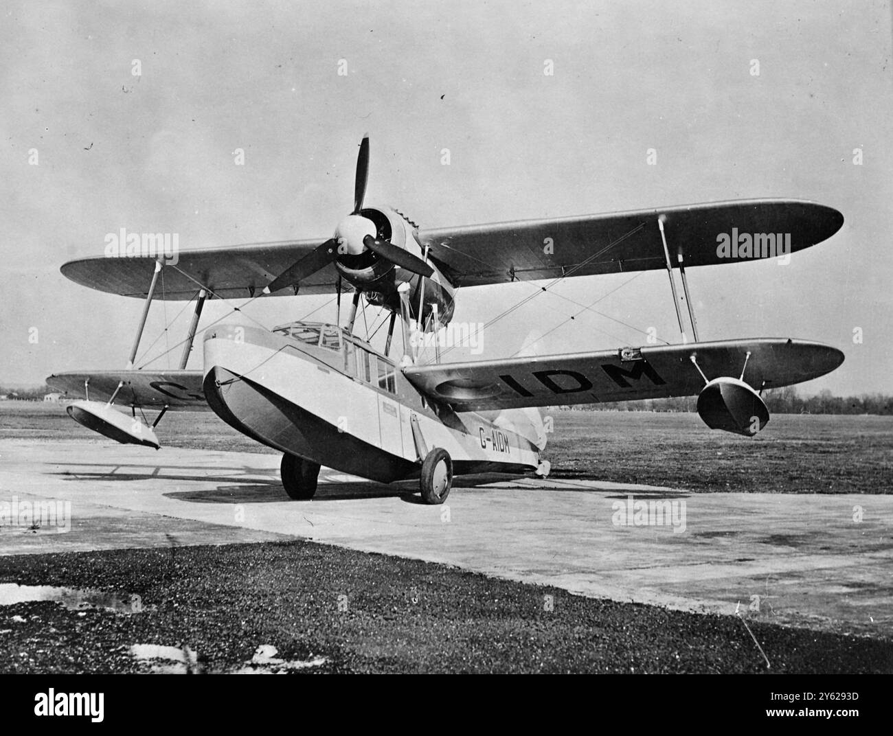 Dieses Supermarine-„Sea Otter“-Flugboot wird von Vickers - Armstrong Ltd. Geliefert und im Auftrag der Royal Dutch Shell Group nach Südamerika verschickt. Das Flugzeug ist mit einem Bristol-Mercury-Motor ausgestattet, die Sitzplatzkapazität wurde erhöht, um fünf Passagiere zu befördern, und der Ladebeil wurde vergrößert, um die Aufnahme von Koffer zu ermöglichen. Der „Sea Otter“ wird hauptsächlich in Venezuela für die Betreuung von Vermessungsteilnehmern in den Sumpfgebieten verwendet. 7. Januar 1948 Stockfoto Dieses Supermarine-„Sea Otter“-Flugboot wird von Vickers - Armstrong Ltd. Geliefert und im Auftrag der Royal Dutch Shell Group nach Südamerika verschickt. Das Flugzeug ist mit einem Bristol-Mercury-Motor ausgestattet, die Sitzplatzkapazität wurde erhöht, um fünf Passagiere zu befördern, und der Ladebeil wurde vergrößert, um die Aufnahme von Koffer zu ermöglichen. Der „Sea Otter“ wird hauptsächlich in Venezuela für die Betreuung von Vermessungsteilnehmern in den Sumpfgebieten verwendet. 7. Januar 1948 Stockfoto