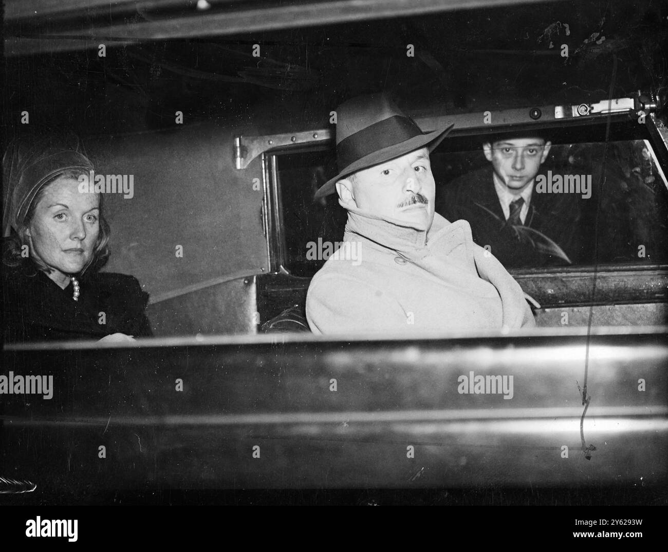 Die politische Stimme von Sir Oswald Mosley, dem ehemaligen Führer der British Union of Faschists, wurde zum ersten Mal seit dem Krieg im Land gehört. Rede auf einer „Winterverkaufskonferenz“, die unter der Schirmherrschaft von Mosely Publications, Ltd. In der Memorial Hall, Farringdon Road, abgehalten wurde. Das Bild zeigt: Sir Oswald Mosley in seinem Auto mit seiner Frau Diana, als er nach dem Treffen abreiste. 15. November 1947 Stockfoto