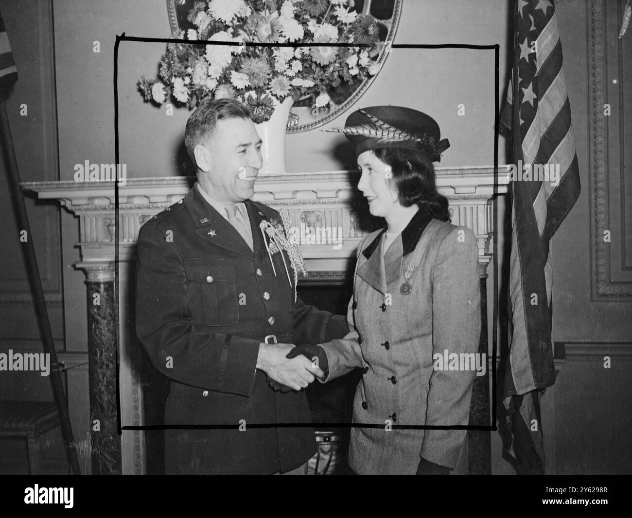 US-amerikanische Auszeichnungen wurden an 25 britische Männer und Frauen aus allen Gesellschaftsschichten von Generalmajor Clayton L. Bissell, US-Militärattaché, in der Residenz des amerikanischen Botschafters in London verliehen. Die Auszeichnungen wurden für die Hilfe vergeben, die die Empfänger der alliierten Sache im Zweiten Weltkrieg gaben. Foto zeigt: Miss M. Billings aus Stoke-on-Trent, erhält Glückwünsche von Generalmajor Clayton L. Bissell, nachdem er die Medaille der Freiheit erhalten hatte, bei der Zeremonie. Von 1942 bis 1945 war sie Sekretärin und Verwaltungsassistentin, Office of the Chief Ordnance Officer, European Theatre of Operation. Stockfoto