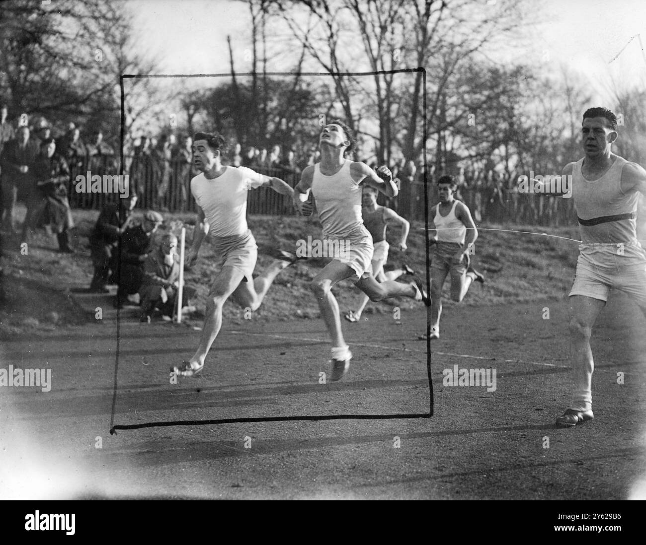 H. Weihnachten von Belgrave Harriers war nur ein wenig zu spät, als er im Finale des 100 Yard Sprints während des jährlichen Boxing Day Meeting in Tooting Bec Common hinter Sexton rannte. Sexton befindet sich auf der linken Seite. 26. Dezember 1947 Stockfoto