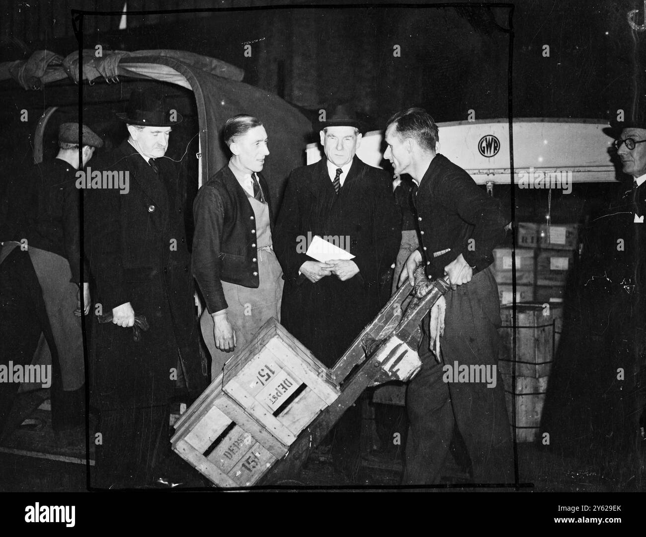 Als die Lokomotivpfeifen über dem Land um Mitternacht im neuen Jahr ankündigten, markierten sie den Übergang von Privatbesitz an die British Transport Commission of Britain 1 Million Pfund Eisenbahnindustrie. Gleichzeitig wurde das Netz der Busse, Straßenbahnen und U-Bahn des London Passenger Transport Board unter die Kontrolle der London Transport Executive gestellt. Foto-Shows: 'VIP's at Paddington' - Besuch des Bahnhofs heute Morgen General Sir William Slim (links) vom Eisenbahndirektor und Sir Cyril Hurcombe, Vorsitzender sprechen mit Güterträgern. 1. Januar 1948 Stockfoto