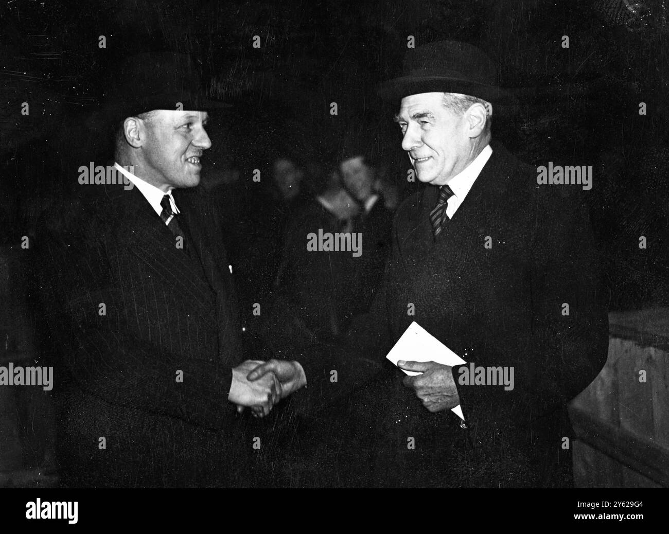 Mit dem Beginn der Verstaatlichung der britischen 1 Million Pfund schweren Eisenbahnindustrie ging der Eisenbahnverkehr aus dem Privatbesitz an die British Transport Commission über. Gleichzeitig wurde das Netz der Busse, Straßenbahnen und U-Bahn des London Passenger Transport Board unter die Kontrolle der London Transport Executive gestellt. Foto zeigt: Sir Cyril Hurcombe, Vorsitzender der British Transport Commission, schüttelt einem Mitglied des Eisenbahnpersonals die Hand. 1. Januar 1948 Stockfoto