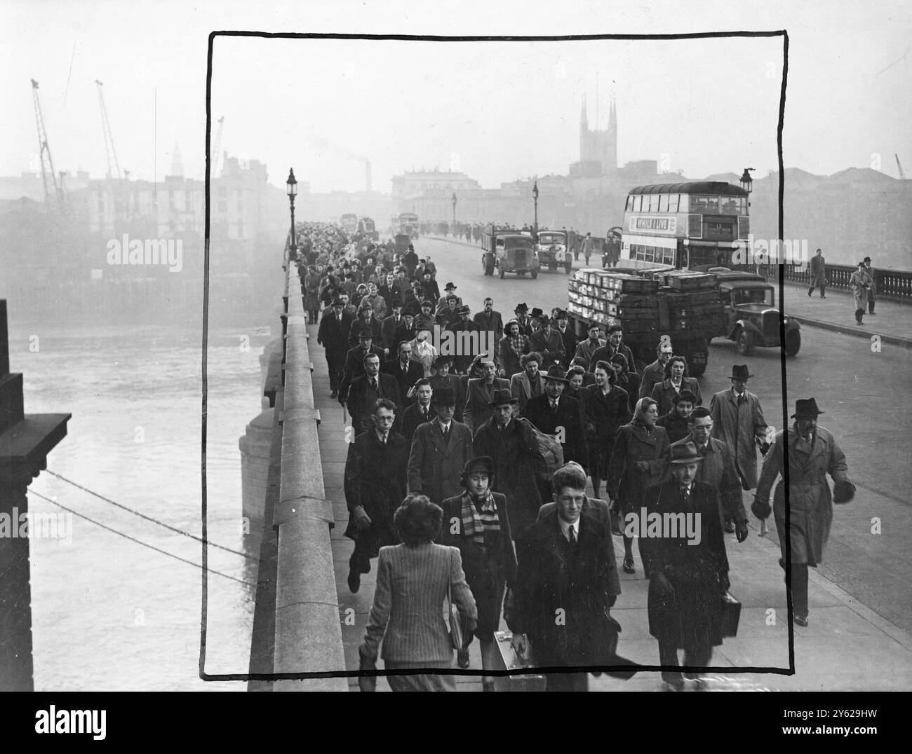 Die Szene London Bridge heute Morgen, als Stadtarbeiter nach der langen Weihnachtspause auf den ungern Füßen zu ihren Büros eilten. 29. Dezember 1947 Stockfoto