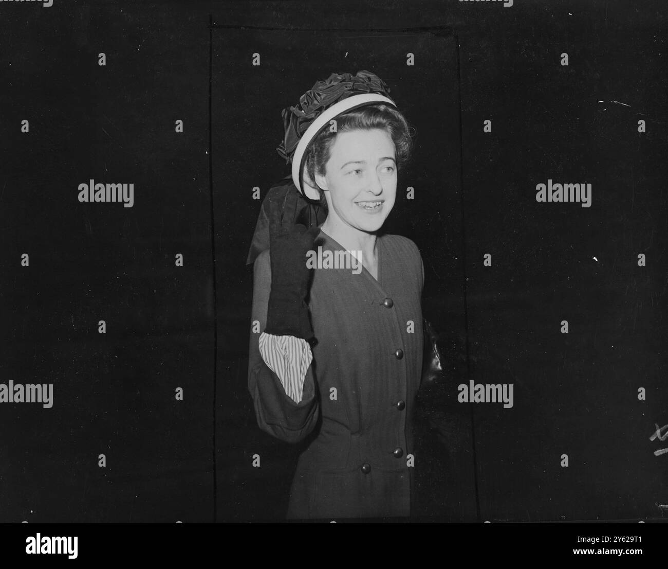 Miss Myra Pearl Aberg stellte einen erfolgreichen Antrag beim L.C.C. Public Control Committee, um 1948 eine Lizenz für eine Krankenschwesteragentur in der Welbeck-Straße zu erhalten. Eine Lizenz für eine Arbeitsagentur für Pflegekräfte und Begleitpersonen an derselben Adresse wurde ebenfalls erneuert. Das Bild zeigt: Miss Aberg gibt ein V-Zeichen für Erfolg, als sie County Hall verlässt, nachdem ihr das L.C.C. Public Control Committee heute Lizenzen erteilt hatte. 31. Dezember 1947 Stockfoto