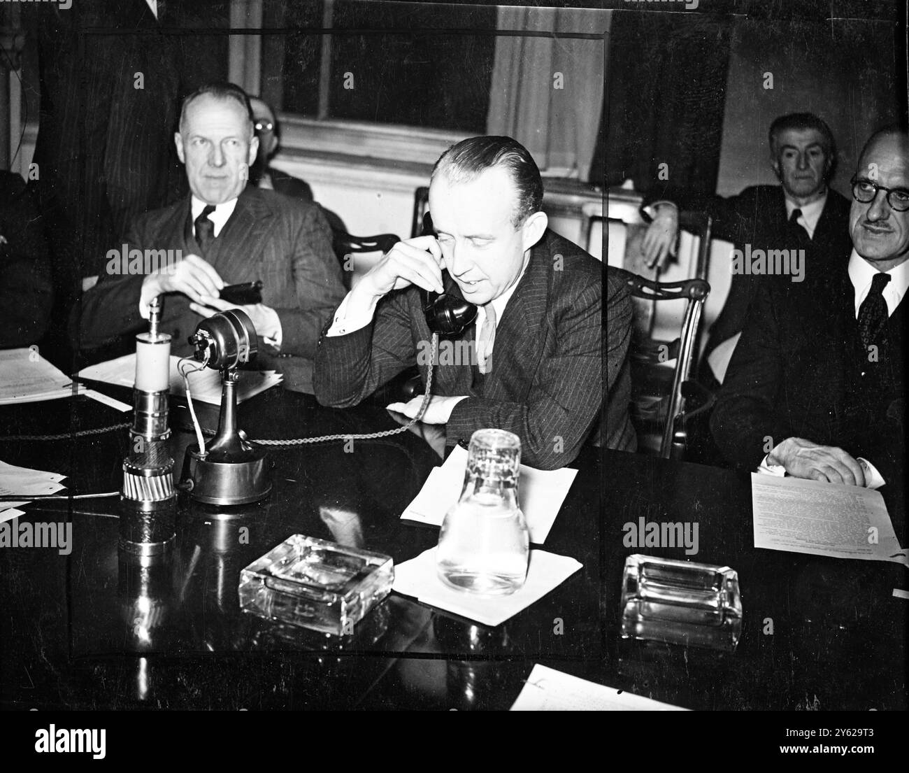 Geschichte im Telekommunikationsbereich wurde heute in London geschrieben, als Generalpostmeister, der rechte Abgeordnete Wilfred Paling, offiziell ein neues Unterwasserkabel eröffnete, das kürzlich vom Kabelschiff "Monarch" zwischen East Anglia und der Insel Walcheren verlegt wurde. Das neue Kabel mit revolutionärem Design ist in der Lage, 80 gleichzeitige Gespräche zu übertragen. Das Design und die Fertigung des Unternehmens sind sowohl für die Postingenieure als auch für das Unternehmen, das für die Produktion verantwortlich ist, ein Triumph. Fotoshows: Baron Van Haersolte Berater der Niederlande Botschafter in London, nutzt den neuen Great Britai Stockfoto