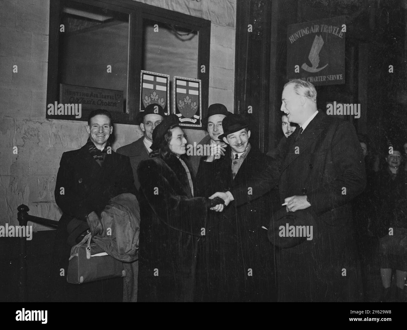 Hutbox in der Hand, Miss Florence Harris aus Hampstead verabschiedet sich von Mr. James S.P.Armstrong, Agent General für Ontario, als sie London heute zum Flugplatz bringt. Miss Harris ist eine von 40 Passagieren, darunter 10 Frauen, die das erste 1948 Flugzeug nach Ontario nehmen, um mit dem neuen Jahr ein neues Leben zu beginnen. 3. Januar 1948 Stockfoto