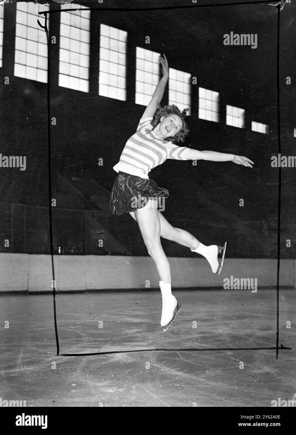 Großbritanniens führende Amateur-Skater stehen heutzutage sehr früh aus dem Bett. Um 6 Uhr morgens warten sie vor der Haustür am Wembley's Empire Pool, bereit für einen harten Trainingstag für die Amateur-Eiskunstlauf-Meisterschaften, die am 16. Dezember stattfinden. Die 18-jährige Marion Davies, letztes Jahr Vizemeisterin, wird dieses Jahr zweifellos Favorit sein. Ihr dritter Versuch sollte Erfolg bringen, jetzt, da Ex-Champion Cecilia Colledge und Daphne Walker ins Berufsfeld eingestiegen sind. Aber es wird eine heftige Konkurrenz von den anderen 10 Beiträgen geben, was sich als ein erweisen wird Stockfoto