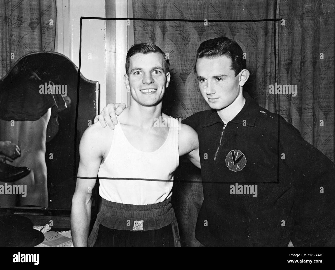 Trotz der Tatsache, dass sie wenig mehr als ein paar Worte Englisch sprechen, wird das dänische Boxteam, das in Wembley mit dem britischen A.B.A. Team zusammentreffen wird, kaum Schwierigkeiten haben, sich im Ring zu fühlen. Großbritanniens Amateurboxer wurden noch nie in ihrem Heimatring in einem internationalen Wettbewerb geschlagen, aber sie werden heute Abend eine ihrer härtesten Tests bekommen. Das Bild zeigt: R. H. Gallaway (links) von Leighton und Bent Larsen, Juniot-Champion von Dänemark, während sie sich heute in London treffen. 26. November 1947 Stockfoto