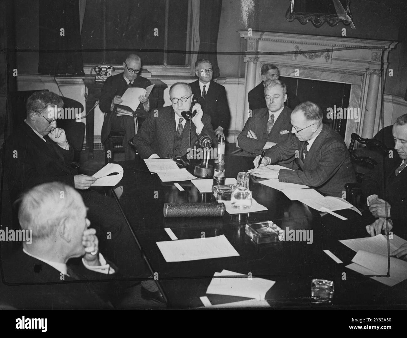 Geschichte im Telekommunikationsbereich wurde heute in London geschrieben, als Generalpostmeister, der rechte Abgeordnete Wilfred Paling, offiziell ein neues Unterwasserkabel eröffnete, das kürzlich vom Kabelschiff "Monarch" zwischen East Anglia und der Insel Walcheren verlegt wurde. Das neue Kabel mit revolutionärem Design ist in der Lage, 80 gleichzeitige Gespräche zu übertragen. Das Design und die Fertigung des Unternehmens sind sowohl für die Postingenieure als auch für das Unternehmen, das für die Produktion verantwortlich ist, ein Triumph. Fotoshows: Ein Blick auf die Eröffnungszeremonie im Hauptquartier von G.P.O.in London heute. Mit Holland spricht Mr. Wi Stockfoto