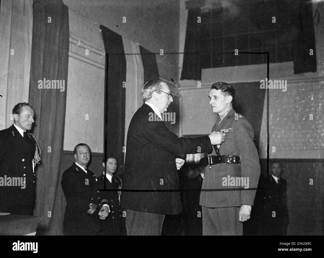 Einige britische Offiziere und Männer nahmen heute Nachmittag an einer Einweihung in der Drill Hall, Duke of York's Barracks in Chelsea Teil, wo sie von Jonkheer Michiels Van Verduynen, dem niederländischen Botschafter, die Auszeichnung für ihre Dienste und die Befreiung Hollands erhielten. Foto zeigt: Major A.L. Whittle, Dorset Regt., aus Salisbury, ist ein Investierender Offizier des Ordens von Orange-Nassau durch den niederländischen Botschafter bei der heutigen Amtseinführung. 11. Dezember 1947 Stockfoto