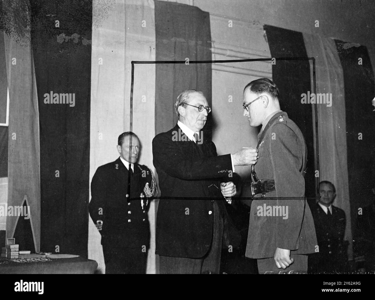 Einige britische Offiziere und Männer nahmen heute Nachmittag an einer Einweihung in der Drill Hall, Duke of York's Barracks in Chelsea Teil, wo sie von Jonkheer Michiels Van Verduynen, dem niederländischen Botschafter, die Auszeichnung für ihre Dienste und die Befreiung Hollands erhielten. Foto zeigt: Lieutenant Colonel C.R. Grandfield, R.E.M.E., aus Chesterfield erhält die Auszeichnung und macht ihn zum Offizier des Ordens von Orange-Nassau vom niederländischen Botschafter bei der heutigen Amtseinführung. 11. Dezember 1947 Stockfoto