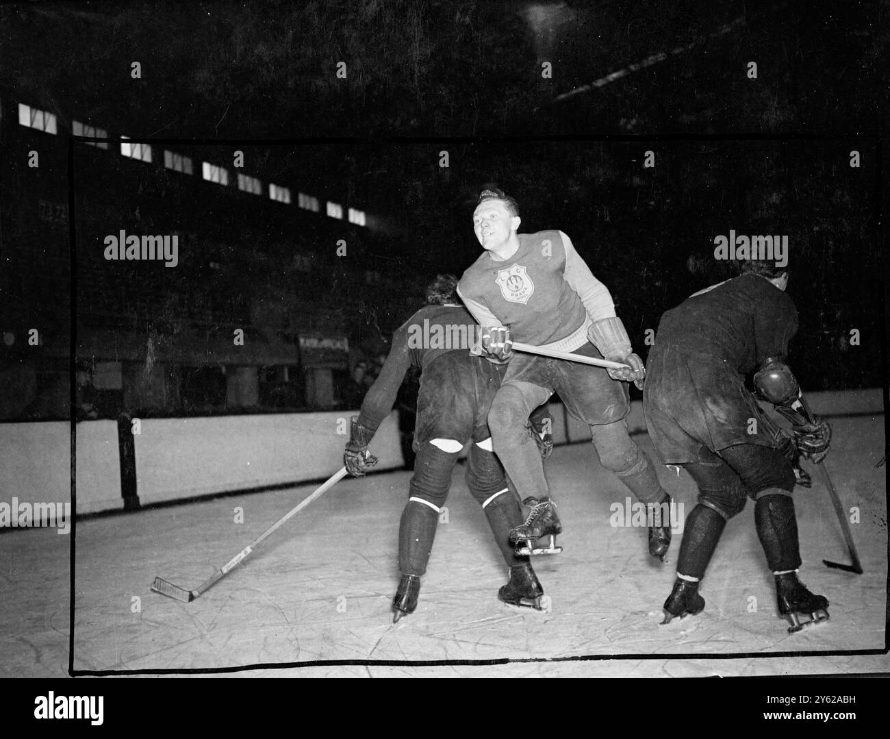 Im Training für die Eröffnung ihrer Englischtour ist das tschechoslowakische Eishockeyteam L.T.C. damit beschäftigt, das „Gefühl“ des Eises in Wembley zu bekommen. Coaching der Besucher - der in Harringay Greyhounds treffen wird, ist der tschechisch-kanadische Spielertrainer Matej Bukna. Majek wurde in Kanada als Sohn tschechischer Eltern geboren und kann wegen seiner kanadischen Nationalität nicht in internationalen Spielen spielen. 9. Dezember 1947 Stockfoto