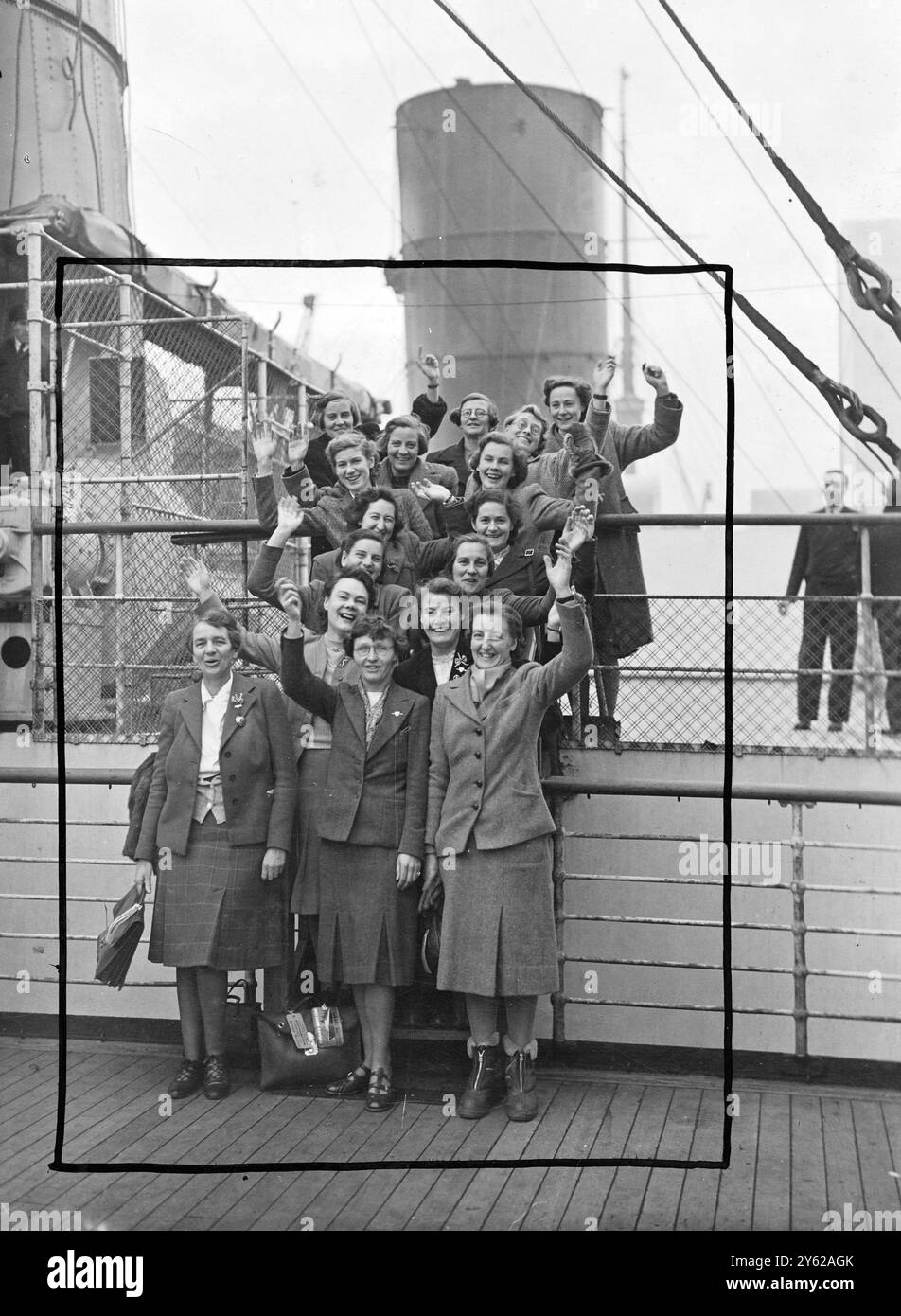 Die Queen Mary, die heute aus New York in Southampton angekommen ist, war Mitglieder des All England Women's Hockey Teams, das 18 Spiele in den Vereinigten Staaten gewann. Die einzige englische Mannschaft, die es geschafft hat, in den Vereinigten Staaten seit einem Jahrzehnt alles zu gewinnen, nachdem sie ihre eigenen Flugpreise bezahlt hatte, schlug sie alle Spieler in den USA und erzielte 203 Tore mit nur fünf Gegnern. Das Bild zeigt: „Eroberende Heroines“ in der unteren Reihe von links nach rechts Joan Warwick – Schiedsrichter, Peggy Lodge – Kapitän und Jean Finley. 17. Dezember 1947 Stockfoto