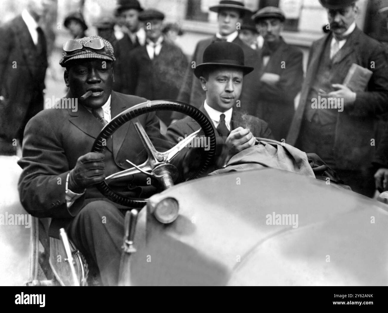 Jack Johnson, der Boxer dreht sich in seinem Auto Stockfoto