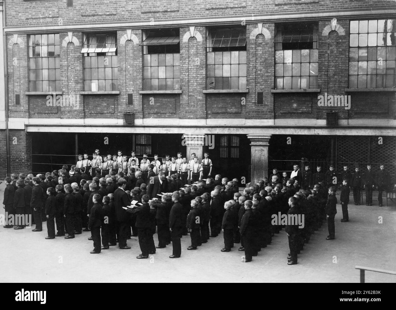 ARCHIVBOX 6 ARC 0202 REFERENZ: 001501 LEOPOLD-HAUS : JUNGEN AUF PARADE DATUM: C 1895 DIE JUNGS AUF DER PARADE IM HOF. ÜBERPRÜFUNG DER HÄNDE WIRD DURCHGEFÜHRT Stockfoto