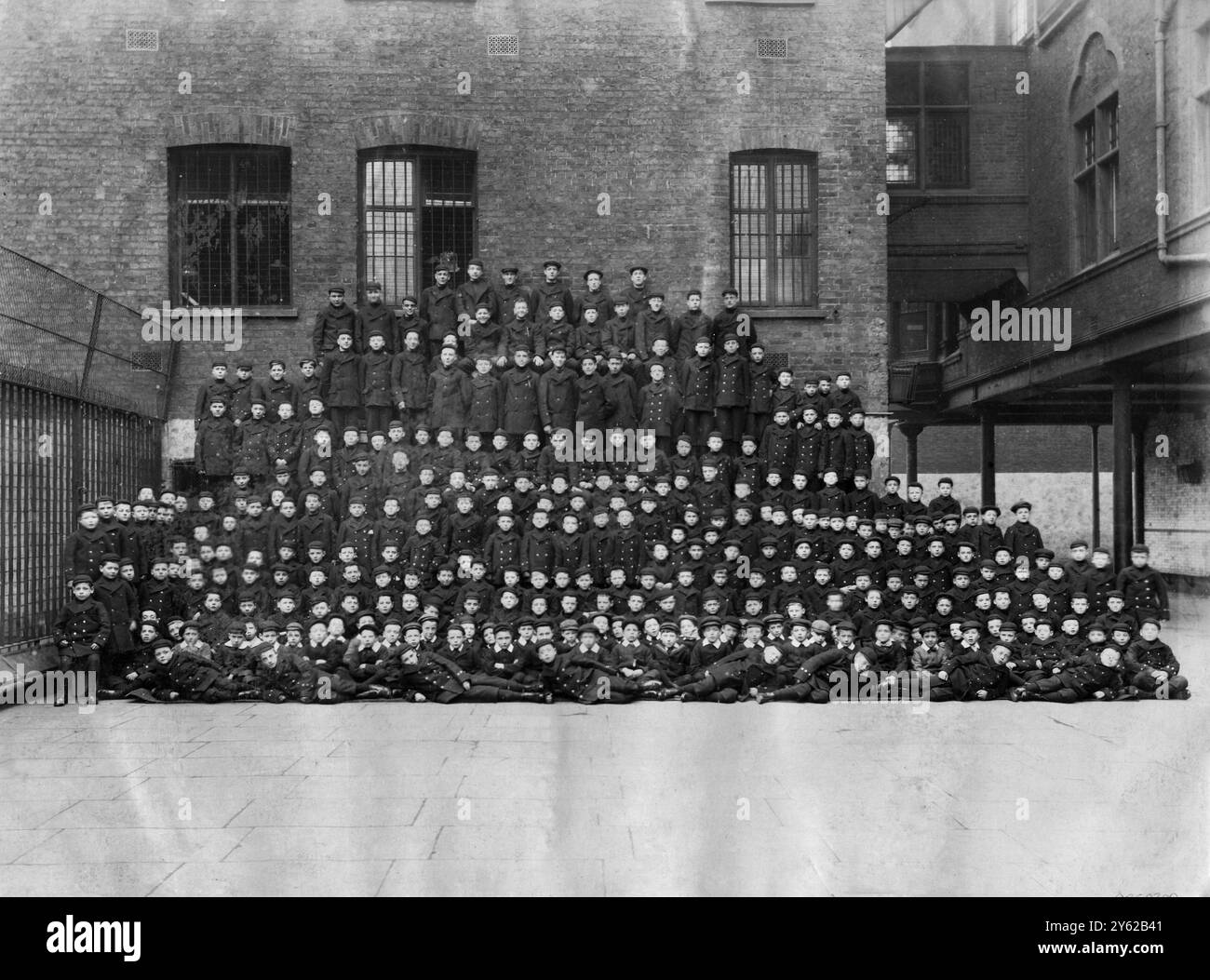 ARCHIV BOX 6 ARC 0209 D REFERENZ: 001508 CANADA EMIGRATION PARTY DATUM : C 1910 GROSSE KANADA JUNGEN EMIGRATION PARTY GRUPPE AUF DEM HOF BEI STEPNEY Stockfoto