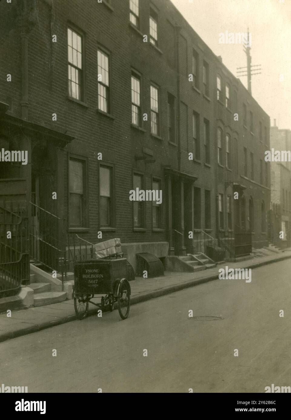 ARCHIVBOX 18 ARC 0545 - 0551 REFERENZ: 003416 ANSICHTEN DER GEBÄUDE DES STEPNEY CAUSEWAY. DATUM: ANFANG 1930S FOLGTE DAS WIEDERAUFBAUPROGRAMM 1929 Stockfoto