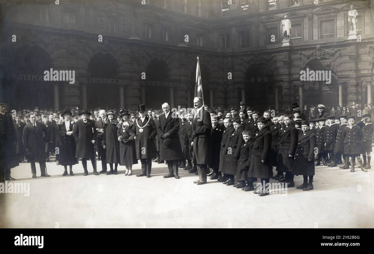 ARCHIVBOX 18 ARC 0531 REFERENZ: 003402 LIVERPOOL SHELTERING HOME DATUM : 1926 JUNGEN AUS DEM HAUS STEHEN VOR DEM LIVERPOOL EXCHANGE BUILDING . UNBEKANNTER ANLASS Stockfoto