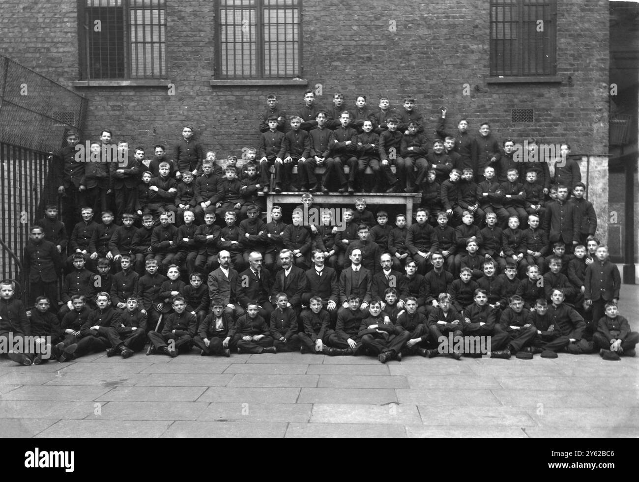 ARCHIV BOX 6 ARC 0226 REFERENZ: 001506 STEPNEY BOYS HOME GROUP DATUM : C 1910 GROSSE FORMELLE GRUPPE VON JUNGEN MIT DEN HERREN Stockfoto