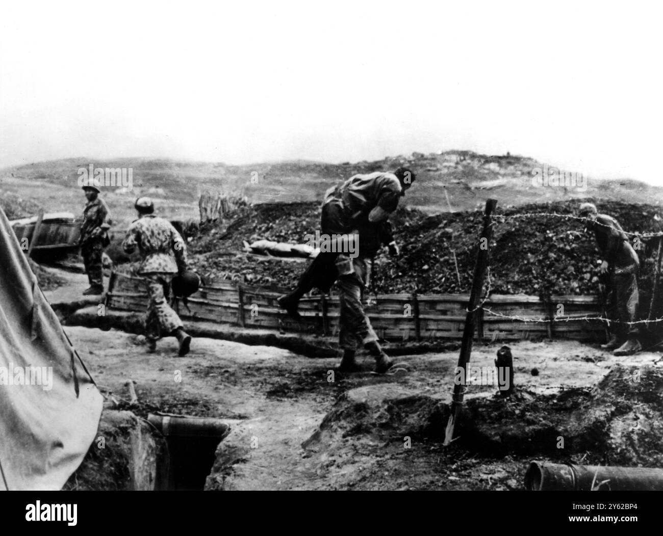 Indochina-Krieg Dien Bien Phu : Eine Gruppe verwundeter Soldaten der französischen Union evakuiert aus einer der Hochburgen der Festung Dien Bien Phu , während kommunistische Kräfte Boden erobern . Dieses Bild war eines der letzten, das von der Festung geflogen wurde, wo französische Truppen verzweifelt heftige Angriffe vom 5. Mai 1954 abwehren Stockfoto