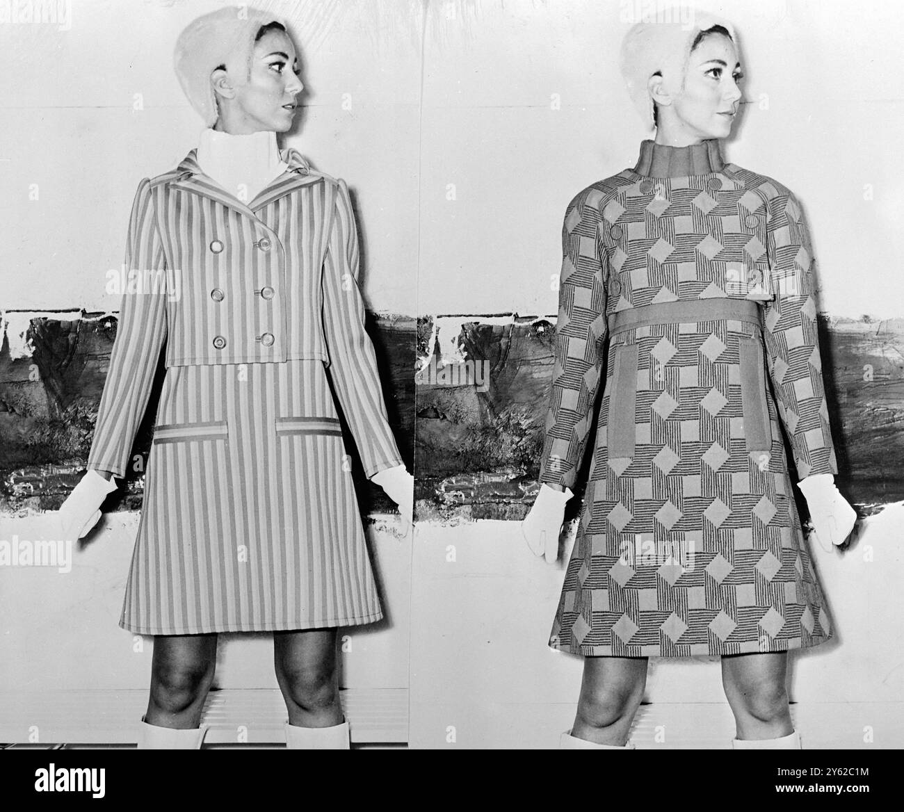 Ungaro Mode Ungaros typische Silhouette wird in diesen Ensembles aus seiner Winterkollektion 1966 gut veranschaulicht . Links ein gestreiftes Outfit , das weit über dem Knie getragen wird , mit einer offenen Reversjacke , langen und rechteckigen Schultern und doppelreihigen Knöpfen . Rechts : ein Kleid mit Seitentaschen und kurzem Bolero . August 1966 Stockfoto