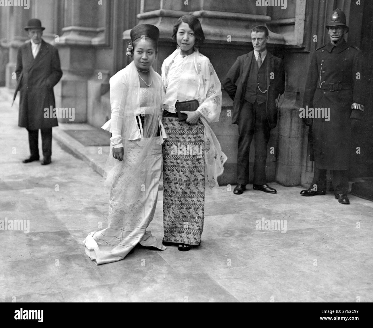 Birma Round Table Konferenz im House of Lords. Daw Mya sein (Miss May Oung), links, mit einem Freund. 1931 Stockfoto