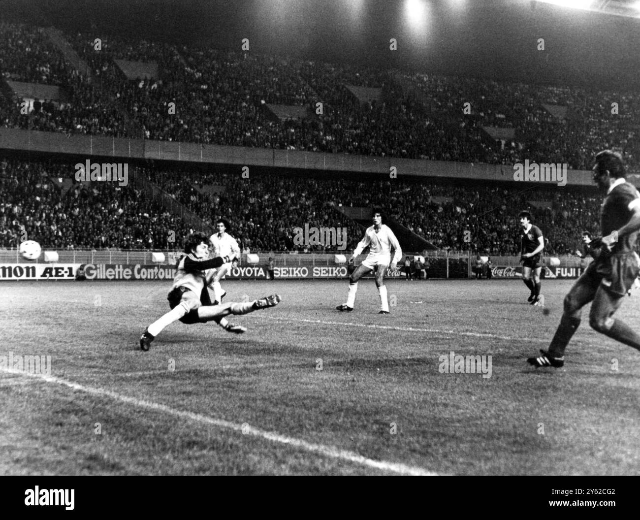 Finale der Europapokale 1981 Liverpool gegen Real Madrid der Verteidiger Alan Kennedy (rechts) erzielt das einzige Tor des Spiels im Europapokal-Finale in Paris gegen Real Madrid. Sein Schuss schlägt Torhüter Agustin, während (l-r) Sabido Angel und Liverpool's Terry McDermott anschauen. Juni 1981 Stockfoto