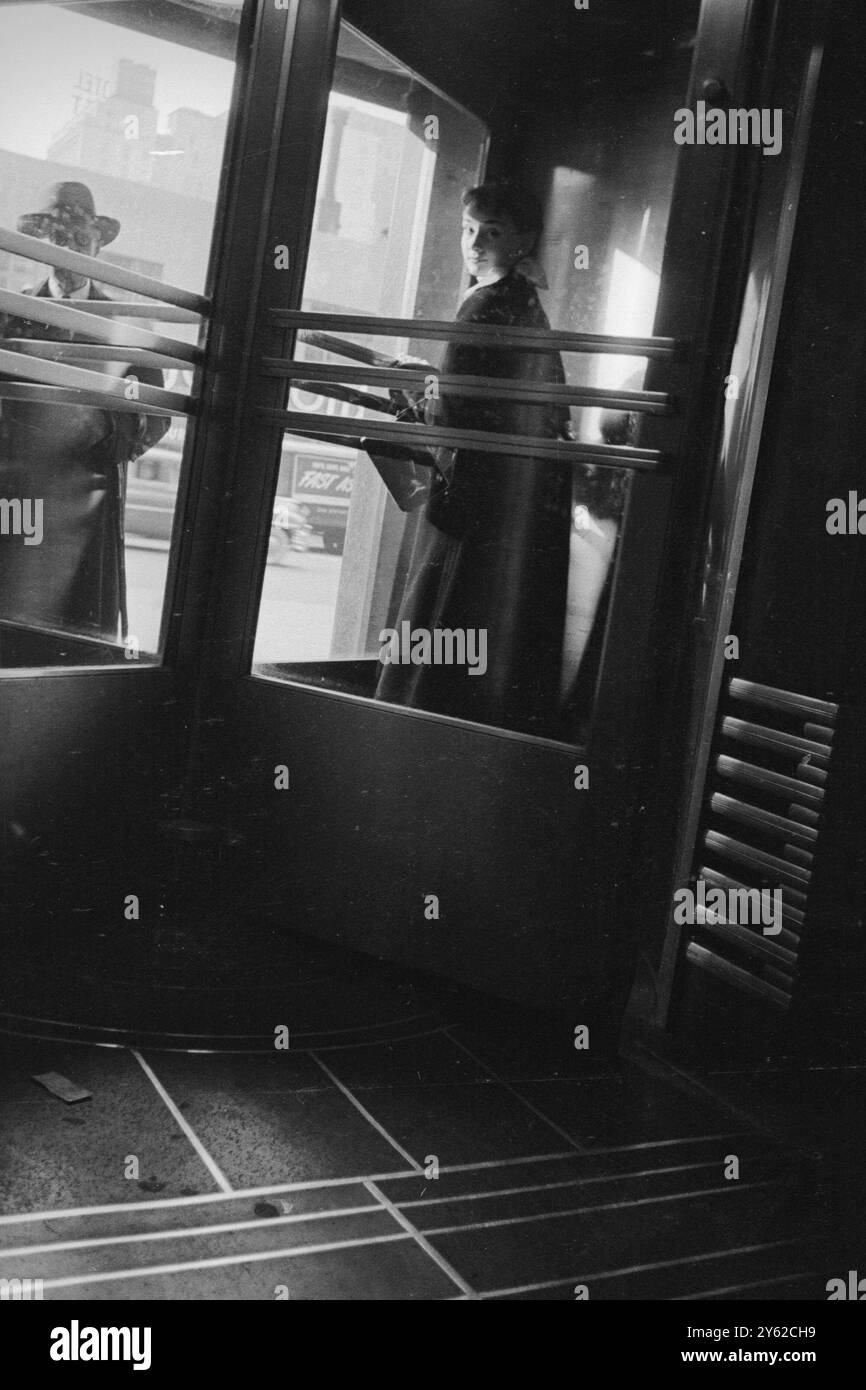 Audrey Hepburn besuchte 1952 New York, USA, wo sie 1952 in Gigi am Broadway in New York spielte. Sie verlässt den Rockerfeller Turm an der Drehtür zum Rockerfeller Plaza im Rockerfeller Center. Foto von George Douglas Stockfoto