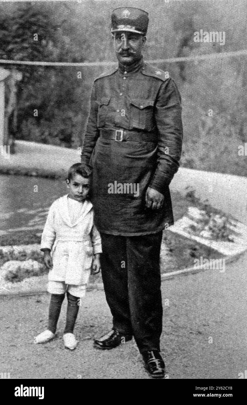 Gewählter Schah von Persien : Riza Khan , einst ein Trooper persischer Kosaken , mit seinem kleinen Sohn . 19. Dezember 1925 Stockfoto