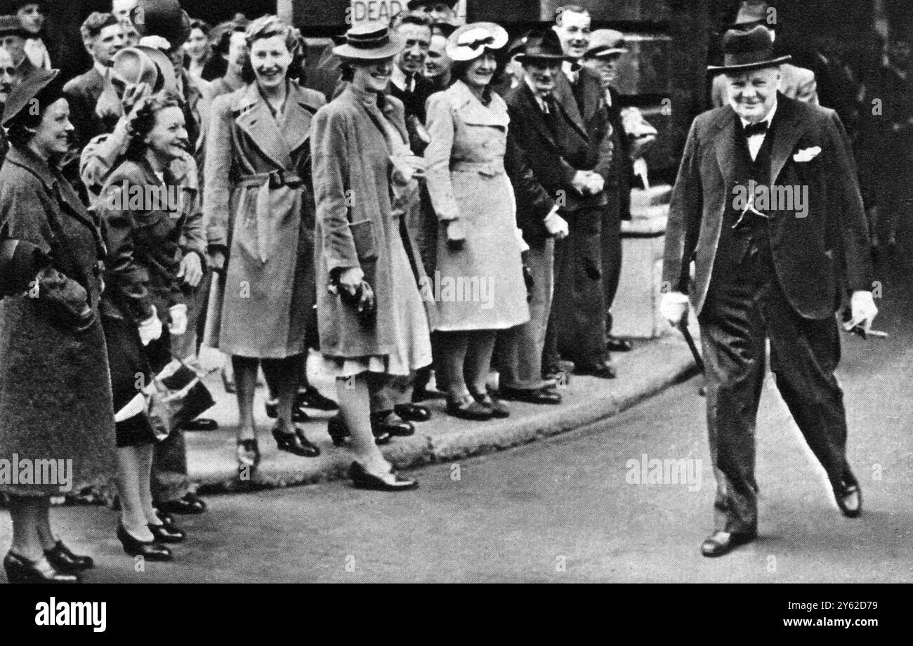 Wieder nach Hause. Beachten Sie den erfreulichen Ausdruck von Passanten, die Winston Churchill am vergangenen Samstagmorgen, dem 5. Juni 1943, in der Downing Street erkennen. 12. Juni 1943 Stockfoto