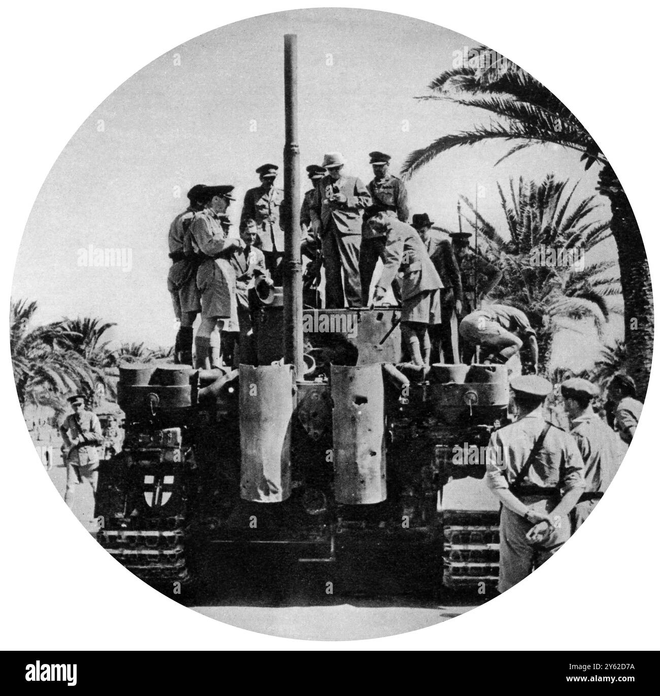 Winston Churchill, zusammen mit Anthony Eden (dritter von links), untersucht einen gefangengenommenen deutschen Mark VITiger Panzer während seines Besuchs bei der siegreichen alliierten Armee in Tunesien. 19. Juni 1943 Stockfoto