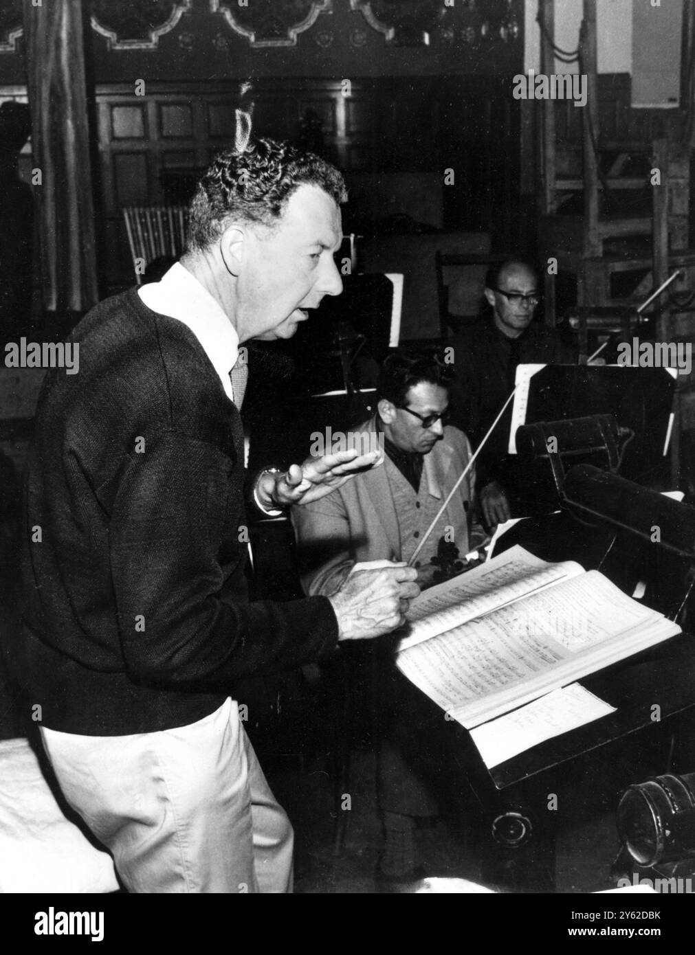 Mehrere ernste Notizen für Benjamin Britten Komponisten und Opernautorität. Er probt das Orchester für John Gays berühmte „Beggar's Opera“, neu arrangiert von Benjamin Britten aus den Originalauftritten. August 1963 Stockfoto