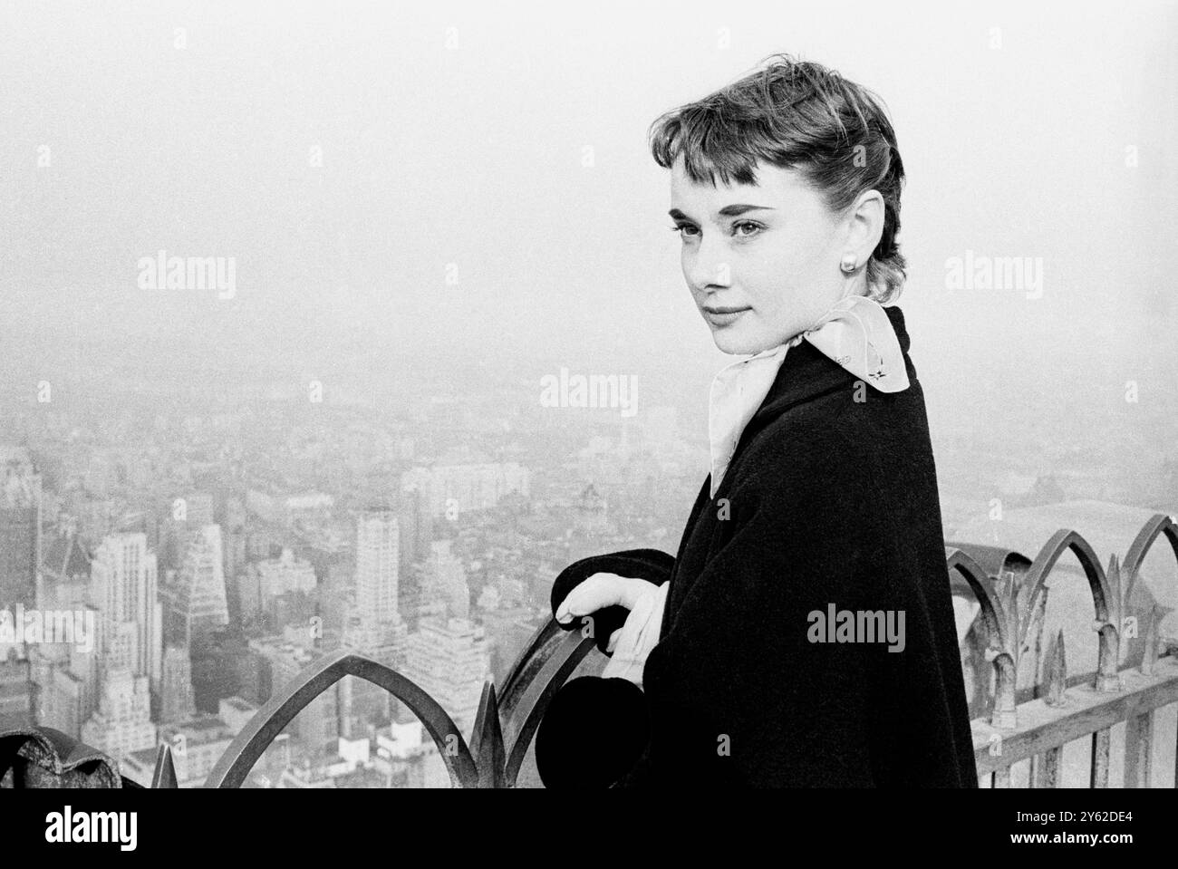 Audrey Hepburn besuchte 1952 New York, USA, wo sie 1952 in Gigi am Broadway in New York spielte. Sie befindet sich oben auf dem Rockerfeller Tower auf der Aussichtsplattform mit Blick auf die Skyline von Manhattan. Foto von George Douglas Stockfoto