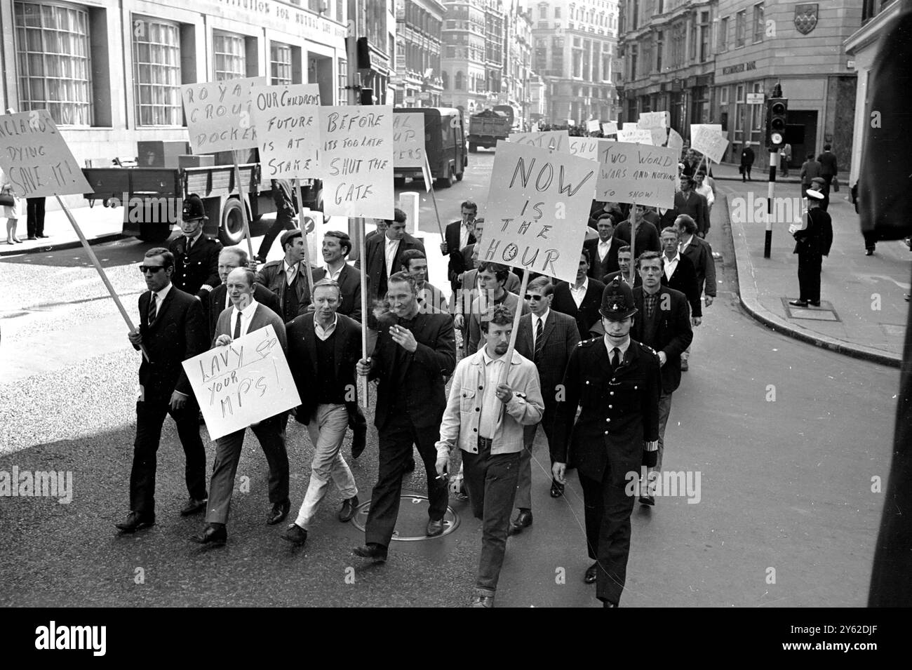Die Londoner Docker im Anti-einwanderungsmarsch mit Plakaten durchqueren die Straßen der Stadt auf dem Weg zu den Parlamentsgebäuden zur Unterstützung des konservativen rechten Flügels Enoch Powell . 26. April 1968 Stockfoto