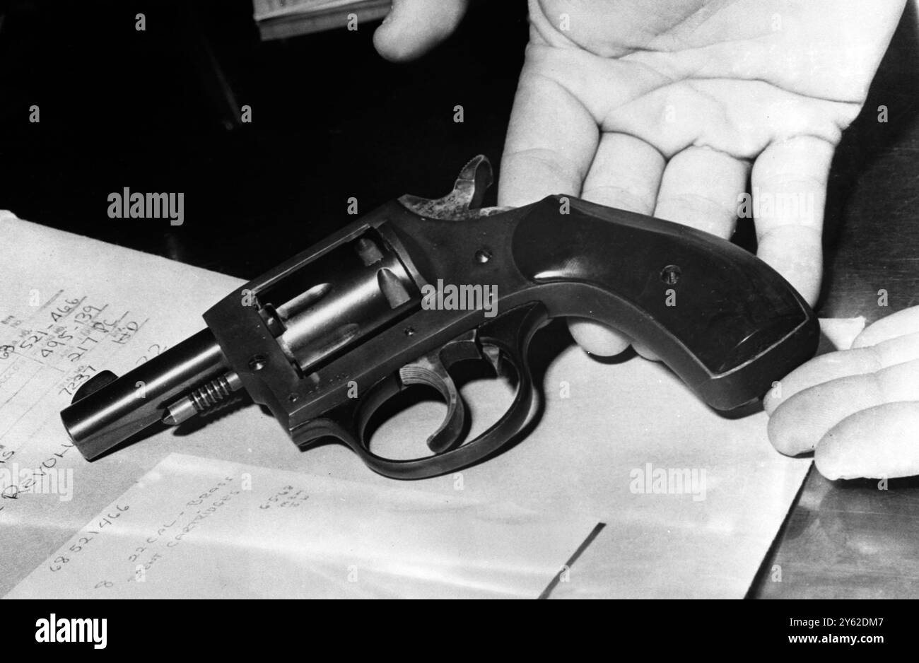 DIE KANONE, DIE KENNEDY den Revolver von .22 erschossen hat, mit dem Senator Robert Kennedy am 5. Juni 1968 tödlich erschossen wurde . Sirhan Bishara Sirhan im Alter von 24 Jahren soll acht Schüsse auf den Senator abgefeuert haben, von denen zwei ihn getroffen haben. Er ist verhaftet , Los Angeles , USA . 7. Juni 1968 Stockfoto