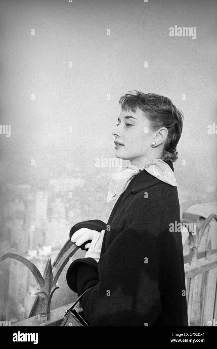 Audrey Hepburn besuchte 1952 New York, USA, wo sie 1952 in Gigi am Broadway in New York spielte. Sie befindet sich oben auf dem Rockerfeller Tower auf der Aussichtsplattform mit Blick auf die Skyline von Manhattan. Foto von George Douglas Stockfoto