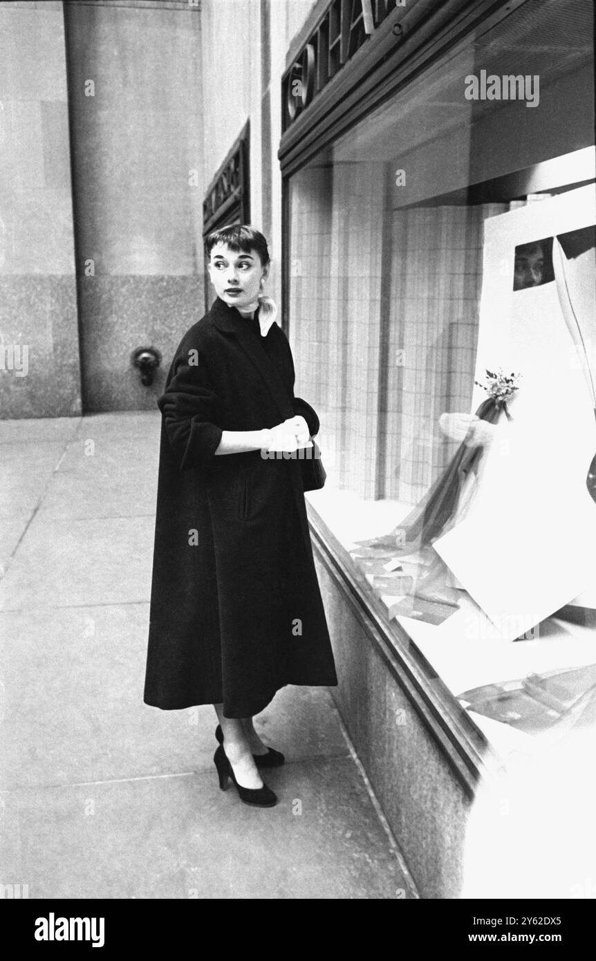 Audrey Hepburn war 1952 bei einem Besuch in New York, USA, wo sie 1952 in Gigi am Broadway in New York spielte. Sie ist auf einer Straße in Downtown Manhattan. Foto von George Douglas Stockfoto