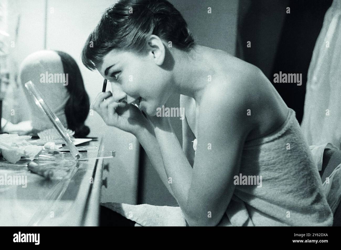 Audrey Hepburn macht eine Aufführung von Gigi in ihrer Garderobe am Broadway, New York, USA, wieder wett. 1952. Foto von George Douglas Stockfoto