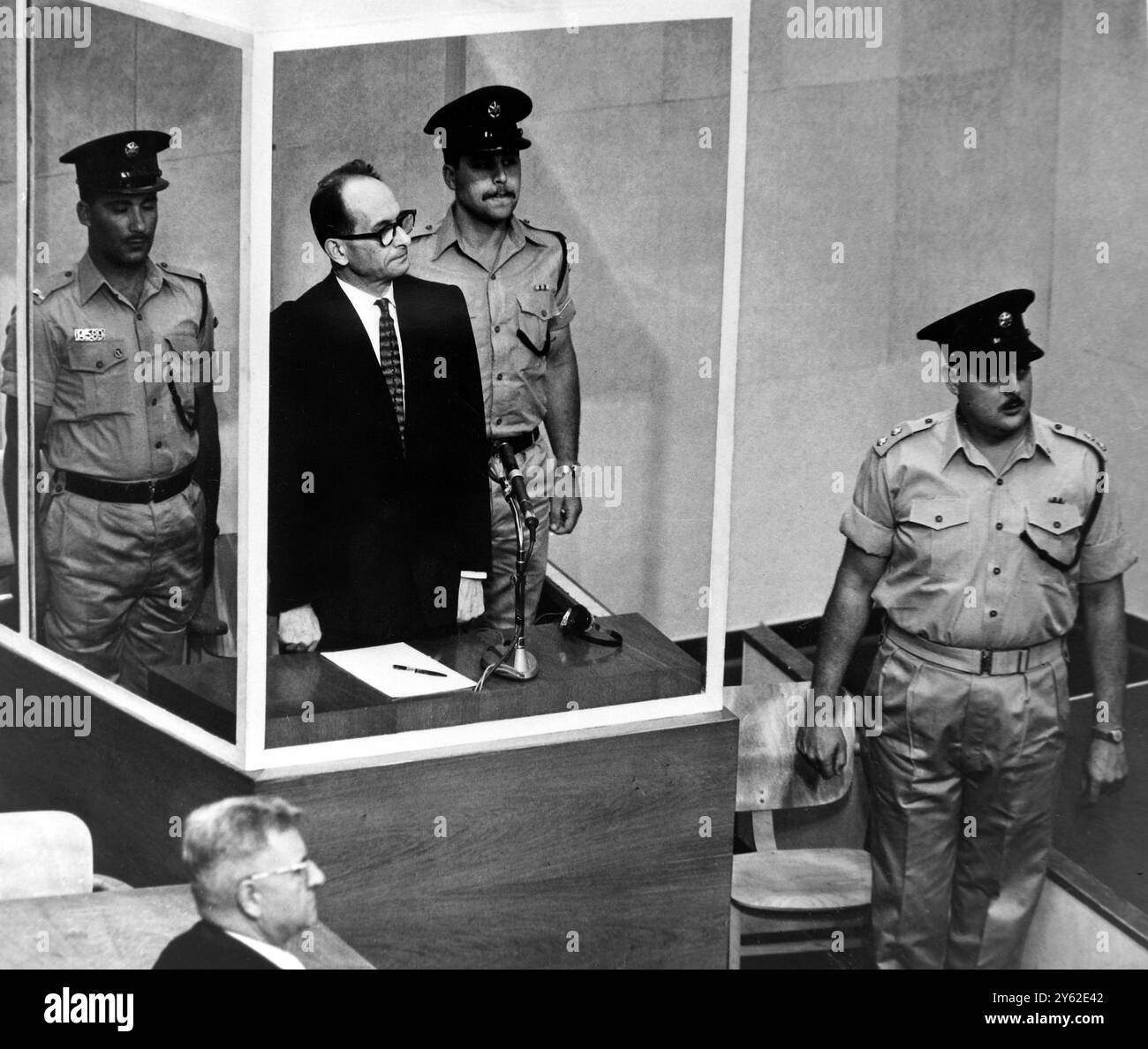 29. MAI 1962 ADOLF EICHMANN STEHT IN EINEM GLASKÄFIG, UM ZU HÖREN, DASS SEINE BERUFUNG GEGEN DAS TODESURTEIL VOM OBERSTEN GERICHTSHOF ISRAELS IN JERUSALEM, ISRAEL, ABGELEHNT WIRD. Stockfoto