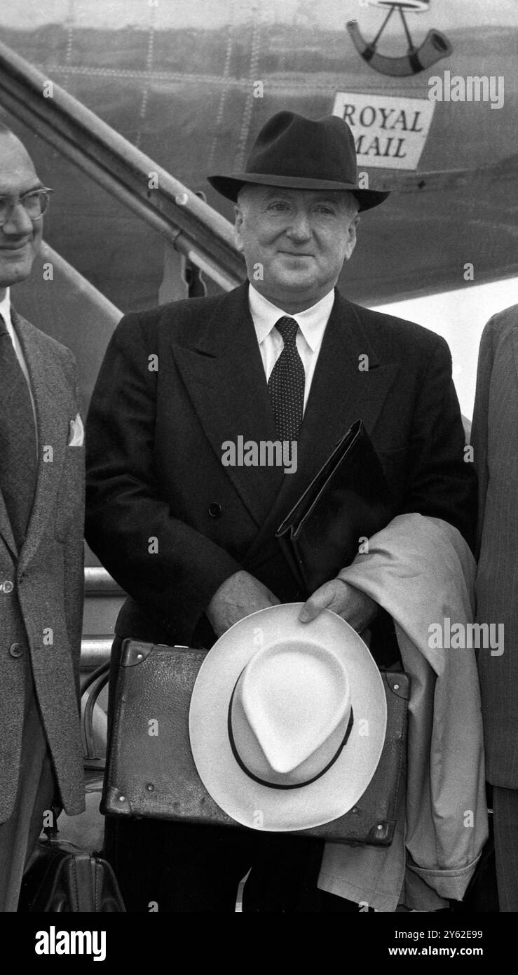 Herr Richter Edmund Davies und eine Gruppe von vier Anwälten verlassen heute den Flughafen London nach Warschau zu einem zweiwöchigen Rückbesuch in Polen . Eine Gruppe polnischer Anwälte besuchte London im vergangenen Jahr , und sie haben diese Gruppe veranlasst , ihr System in Polen zu studieren . Während der Tour besuchen die Teilnehmer ein Tor in Ploch und das ehemalige Konzentrationslager Auschwitz . Anwälte der Partei waren Richter Edmund Davies , Professor Dennis Lloyd , Herr Edward Cussen , Sir Sydney Littlewood , Herr W O Carter . Ich habe hier eine Nahaufnahme von Mr. Edward Cussens gesehen. 29. Juli 1959 Stockfoto